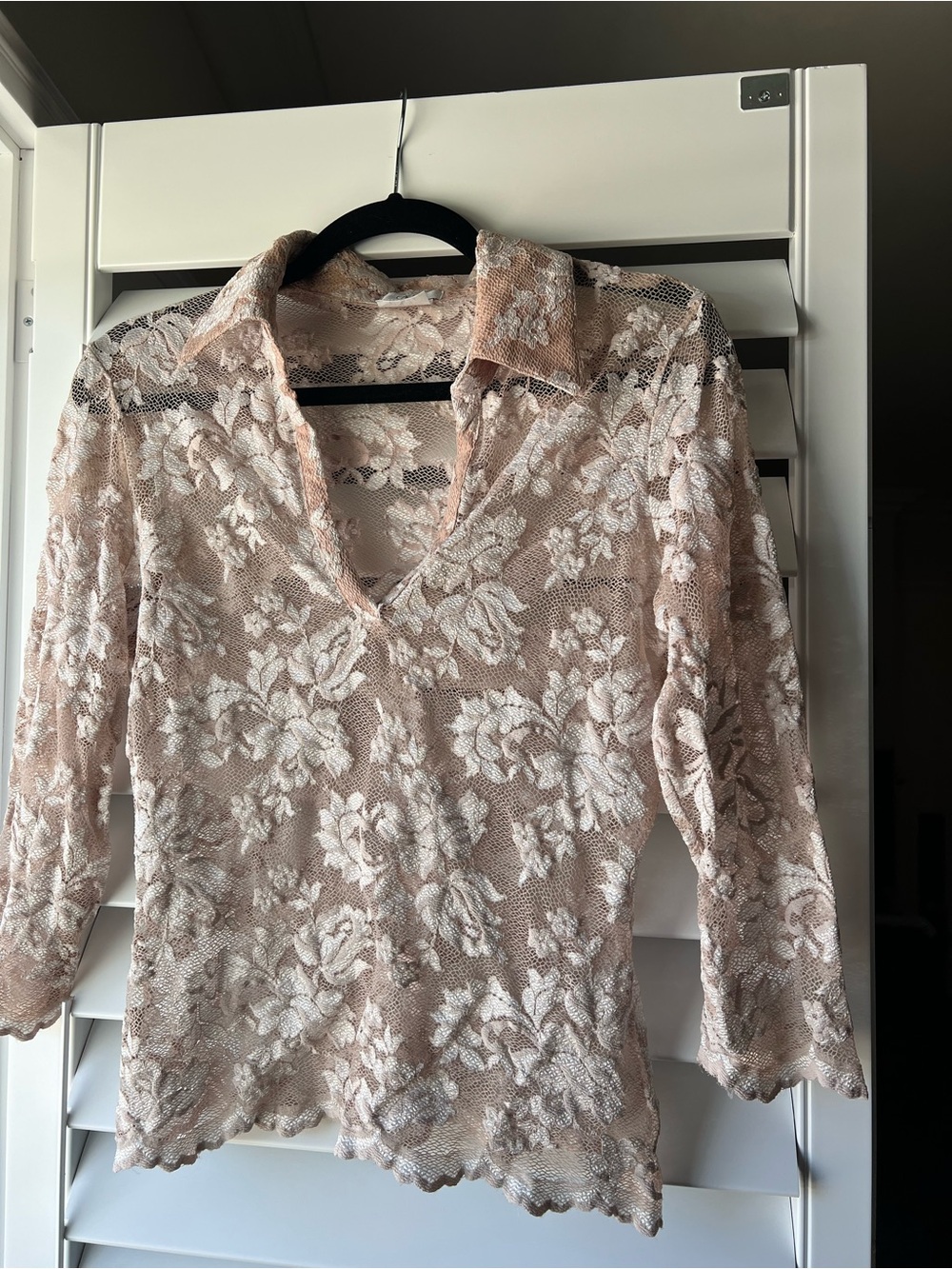 Cache cream Floral Lace V-Neck Blouse
Smoke free home 
Vintage